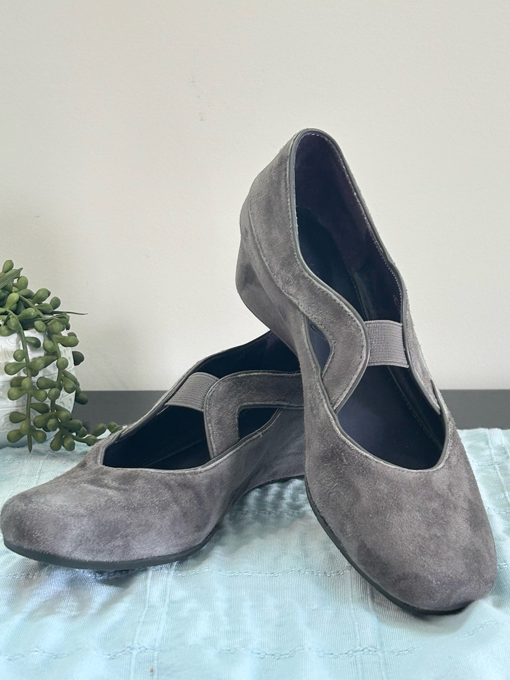 Vaneli Gray Suede Mary Jane Wedge Comfort Shoes Size 7.5 Quiet Luxury - Picture 2 of 9